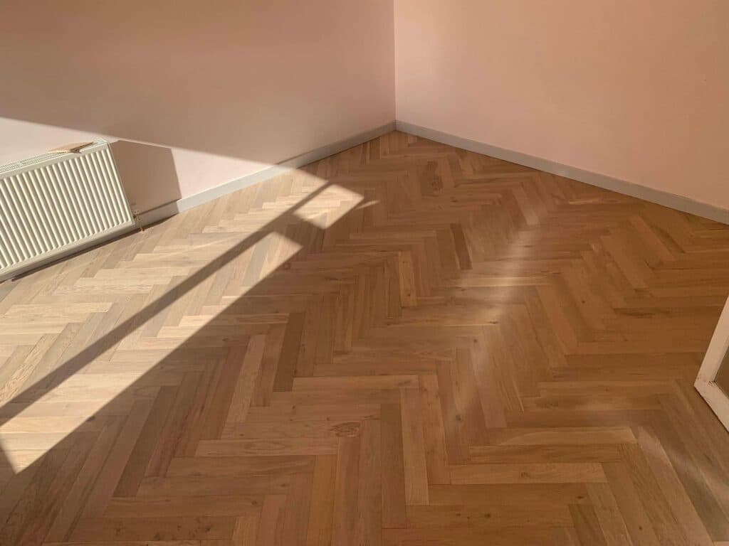Oak herringbone parquet floor in a finished room